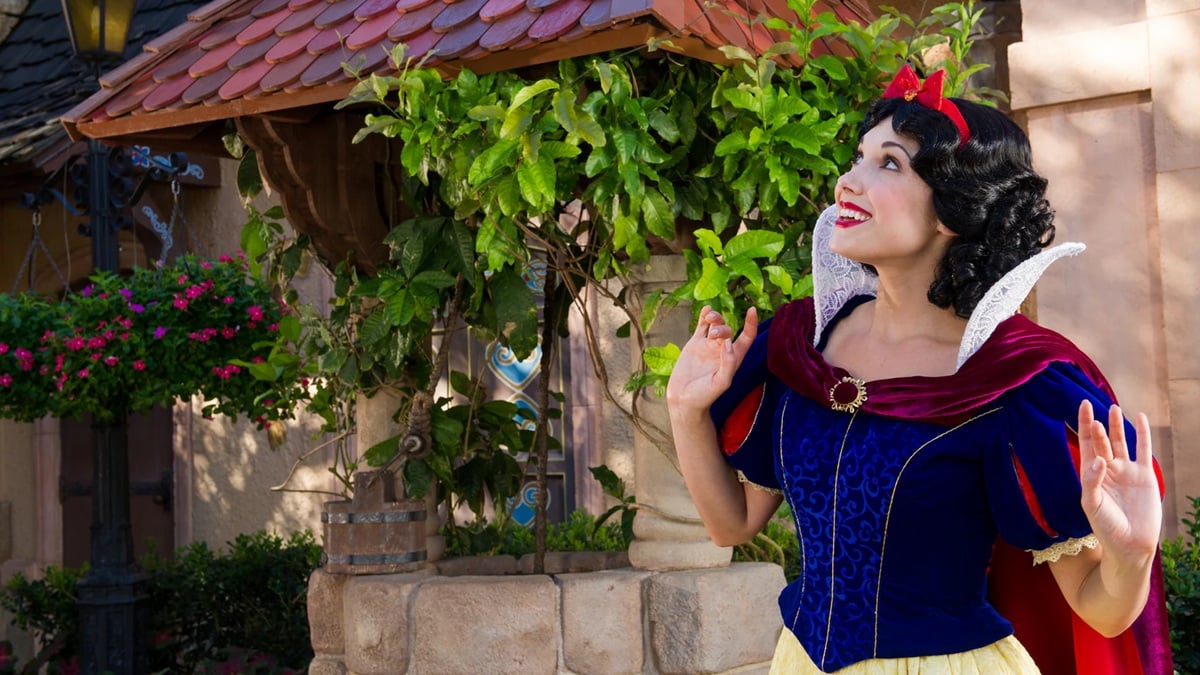 10-530pm Snow White - Empower Simcoe Marketplace